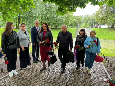 Память жива: профактив отраслевого Профсоюза почтил память жертв Холокоста в мемориальном комплексе «Яма»